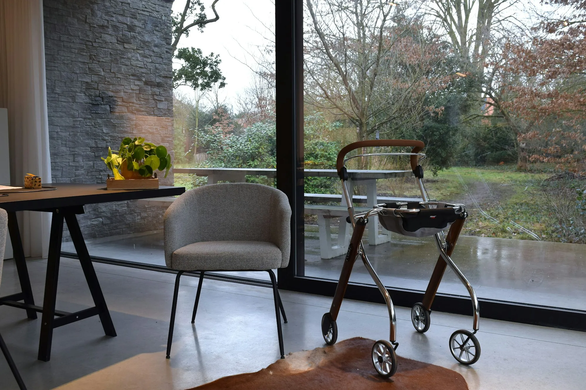 A care worker helping an older woman in her kitchen